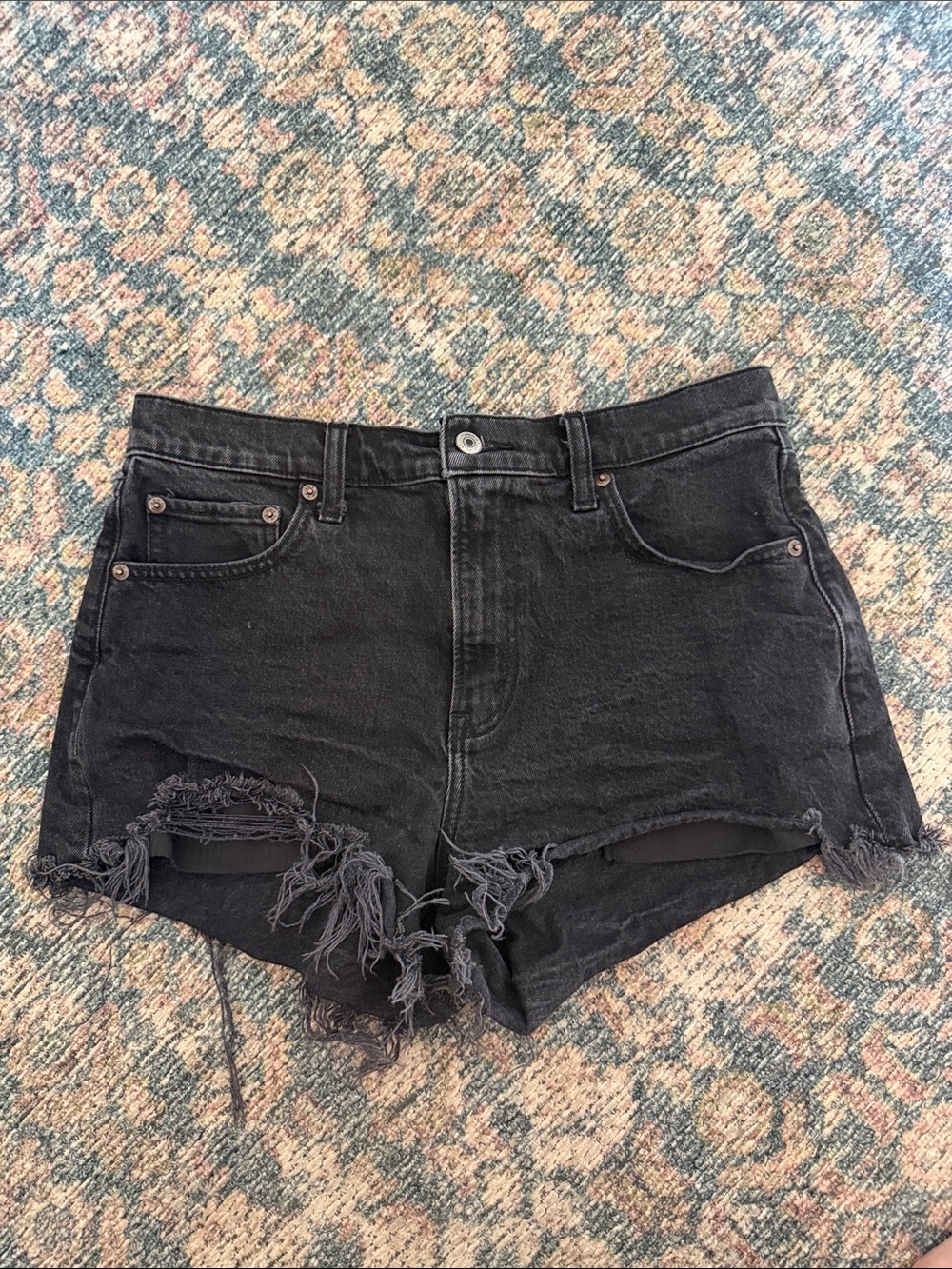Abercrombie & Fitch The Moms Short High Rise  Distressed in Black